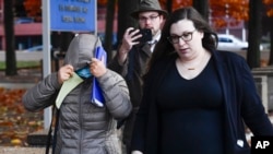 资料照片:帕特里克·戴的母亲(左)与儿子的律师离开位于纽约州雪城的联邦地区法院。(2023年11月1日)