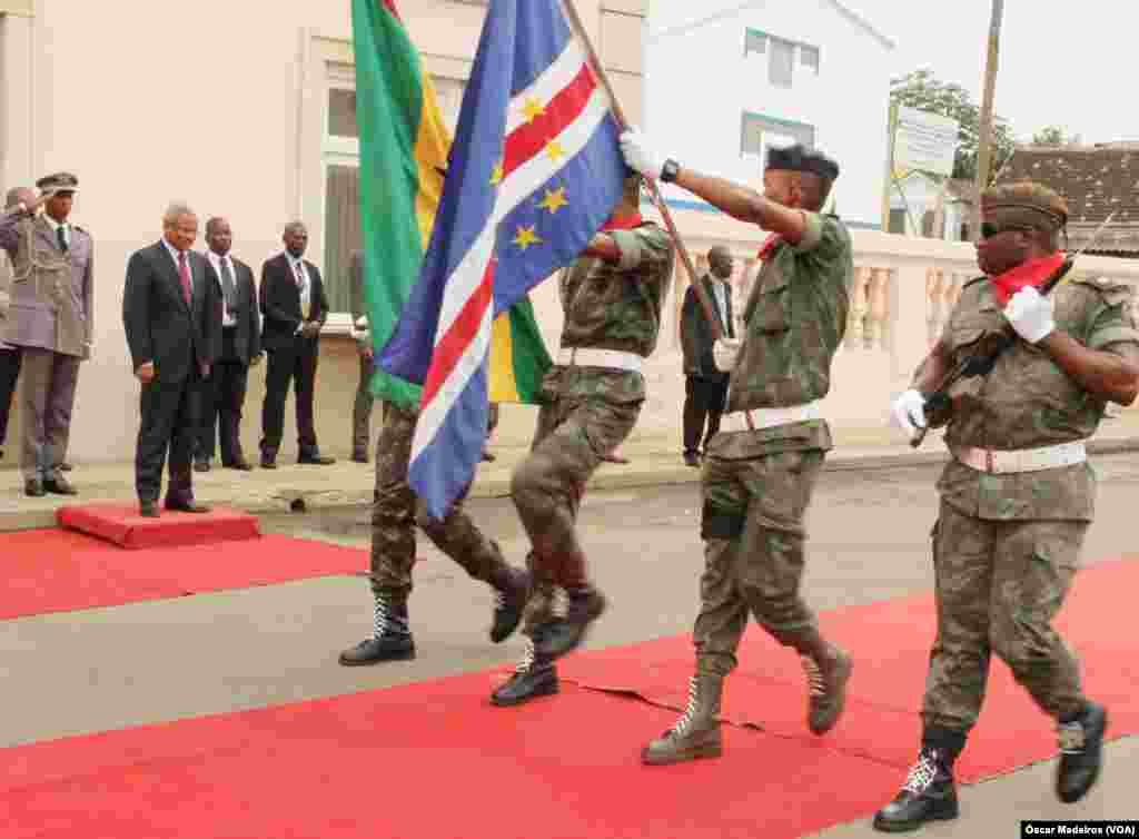 圣多美和普林西比的军人举着国旗(左侧的旗帜)