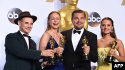 奥斯卡影帝李奥纳多·迪卡普里奥(右二)也被卷入风波