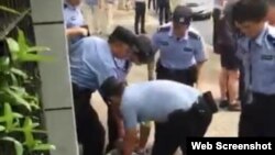 2018年6月28日,上海市警方人员在上海世界外国语小学校门外案发现场控制涉案者 (网络照片)