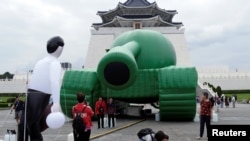 资料照:台湾民众参观台北自由广场中正纪念堂前为纪念六四事件30周年摆放的一个中国军队的坦克气球。(2019年5月21日)