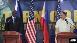 菲律宾国防部2024年11月19日公布的照片显示,菲律宾国防部长特奥多罗与美国国防部长奥斯汀在巴拉望省的菲律宾西部司令部举行联合记者会。