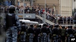 2017年6月12日,被俄罗斯警方监控的抗议人士们参与了莫斯科市区的一场示威活动。