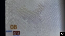 Một trang trong hộ chiếu của Trung Quốc có hình bản đồ bao gồm khu vực Biển Đông nằm trong các đường gạch nối đại diện cho lãnh hải của Trung Quốc ở Côn Minh, tỉnh Vân Nam. 