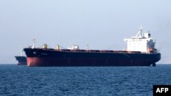 一艘油轮正在离开伊朗港口城市阿巴斯。（2019年4月30日）