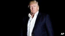 美国总统川普走在白宫南草坪上(2017年5月7日)