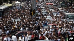 墨西哥城地震后,人们撤出办公楼,聚集在大街上(2017年9月19日)