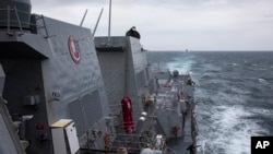 资料照片:美国拉尔夫·约翰逊号导弹驱逐舰2023年9月9日在台湾海峡进行例行行动。