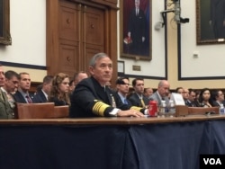 美军太平洋司令部司令哈里斯海军上将星期三在众议院军事委员会作证(美国之音莉雅拍摄)。