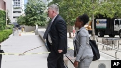 海军少将罗伯特•吉尔博身着便装走入圣迭戈的联邦法院。(2016年6月9日)