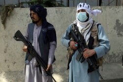 Kelompok militan Taliban berjaga di gerbang utama menuju istana kepresidenan Afghanistan, di Kabul, Afghanistan, Senin, 16 Agustus 2021. (Foto: Taliban)
