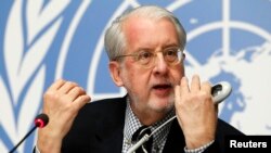 联合国叙利亚问题独立调查委员会主席、巴西法律学者保罗·皮涅罗在记者会上发言(2016年2月8日)