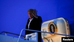 美国总统特朗普结束对印度为期两天的访问后,乘坐空军一号抵达位于美国马里兰州的安德鲁斯联合基地(2020年2月26日)。