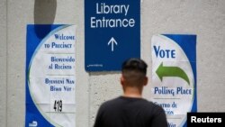 Poster yang berisi petunjuk lokasi tempat pemungutan suara terpasang di luar Perpustakaan Westchester dalam pemilu di Miami, Florida, pada 23 Agustus 2022. (Foto: Reuters/Marco Bello)