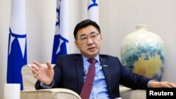 台湾在野党国民党主席江启臣在台北接受采访。 (2021年3月2日)