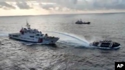 2024年12月4日,菲律宾指控中国海警船(左)在有争议的斯卡伯勒浅滩附近海域向菲律宾船只发射水炮。(西菲律宾海国家特遣部队提供)