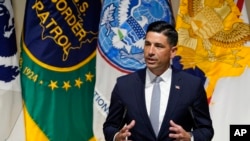 国土安全部代理部长沃尔夫在位于华盛顿的国土安全部总部举行的一次活动上发表讲话。(2020年9月9日)