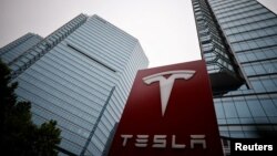 资料照:特斯拉在北京一处展销点外竖立的logo牌。(2023年5月31日)