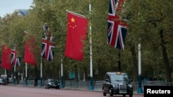 资料照:中英两国国旗在伦敦街头飘扬。(2015年10月19日)