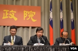 陆委会副主委张显耀(中间者)(美国之音 申华拍摄)