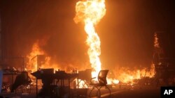 香港理工大学抗议者在校园里燃起大火。(2019年11月18日)