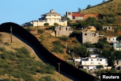 美国亚利桑那州的诺加利斯和墨西哥的诺加利斯(右侧)之间的边界墙(2016年9月9日)