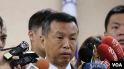 台湾国防部发言人陈中吉少将在接受媒体采访 (美国之音记者杨明拍摄)