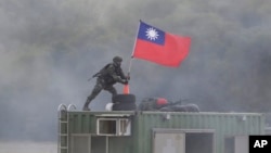 一名台湾士兵在新竹军演中手握一面台湾旗帜。(2025年1月7日)