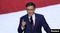 16일 미국 위스콘신주 밀워키의 피서브 포럼에서 열린 공화당 전당대회(RNC) 2일차 행사에서 마이크 존슨 하원의장이 연설하고 있다.