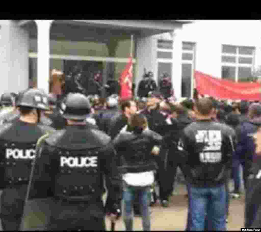 江西上饶鄱阳县饶埠镇数以千计村民抗议附近化工厂污染（博讯、微博等网络图片）