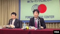 日本外务省与防卫省官员介绍防卫大纲与国家安保战略(美国之音小玉拍摄)