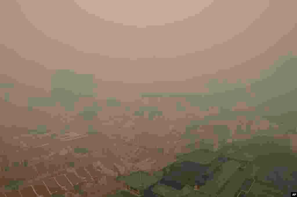 Khói mù dày đặc bao phủ Trung Tâm Thương Mại Singapore.