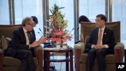 中国副总理汪洋与美国贸易代表弗罗曼在北京交谈。(2016年6月6日)