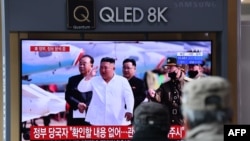 2020年4月21日,人们在首尔的一家火车站观看电视新闻广播,后者播放朝鲜领导人金正恩的资料画面。(法新社资料画面)