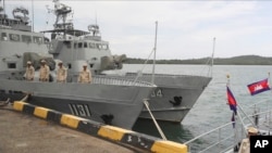 资料照片:停泊在西哈努克省云朗海军基地的一艘柬埔寨舰艇.。(2019年7月26日)