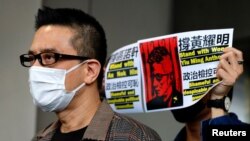 香港歌手黄耀明离开东区法院。(2021年8月5日)