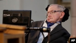 Dalam foto 6 Maret 2017, Stephen Hawking menerima the Honorary Freedom of the City of London.