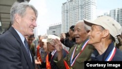 美国驻华大使博卡斯与二战中国老兵会面(图片来源:美国驻中国大使馆)