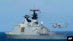 台湾海军一艘拉法叶级巡防舰在高雄附近海域演习。（2013年5月16日）