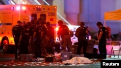 救护人员与警察在拉斯维加斯露天音乐会枪击现场。(2017年10月1日)