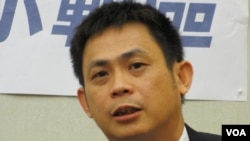 陆委会简任秘书李必仁(美国之音张永泰拍摄)