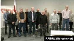 在美国斡旋下,白俄罗斯于2025年9月11日释放了52名政治犯,这是其中一些刚刚获释人员的集体合影。(照片来源:自由欧洲电台/自由电台,2025年9月12日)