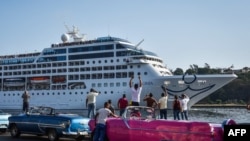 2016年5月2日,古巴人在观看第一艘美国到古巴的游轮抵达哈瓦那港口。(资料照片)