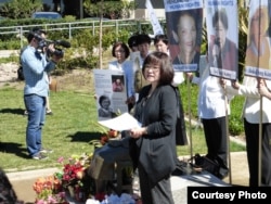 韩国裔加州论坛发言人菲利斯·金(黑衫)(菲利斯·金提供)