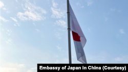 日本驻北京大使馆9月18日为深圳日本人学校一名男童上学途中遇袭受伤不治身亡降下半旗。(图片来自日本驻华使馆X推图)