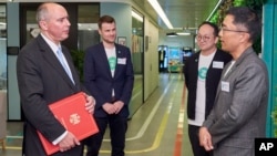 英国商业及贸易部国务大臣庄敦(左)访问香港