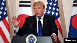 美国总统川普在首尔青瓦台在与韩国总统文在寅共同召开的联合记者会上讲话。(2017年11月7日)