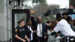 法官宣布流审后,考斯比走出蒙哥马利县法院(2017年6月17日)