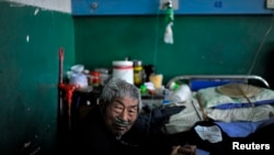 一名患矽肺病的老矿工在安徽省一家医院接受治疗。(资料照片)