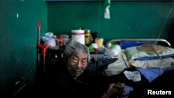 一名患矽肺病的老矿工在安徽省一家医院接受治疗。(资料照片)